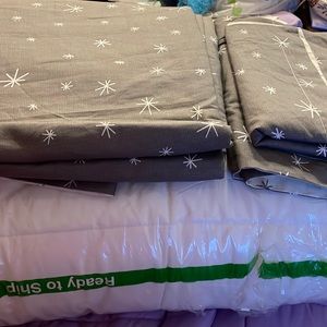 New plastic on -Duvet Queen reversible with duvet and 2 shams! WENT ON SALE 11/7